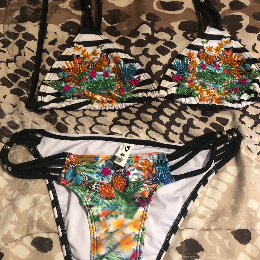 Bathing suits - Picture 6 of 6